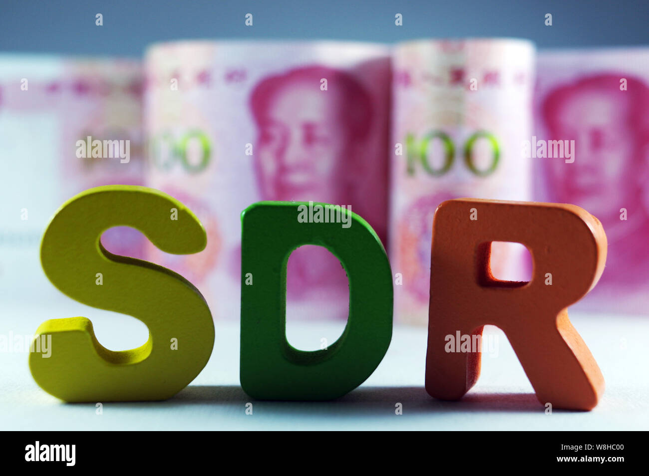 Abbildung: RMB (Renminbi) Yuan Banknoten und SZR (Sonderziehungsrechte) Der Internationale Währungsfonds zugelassen Chinas Yuan in die Elite Stockfoto
