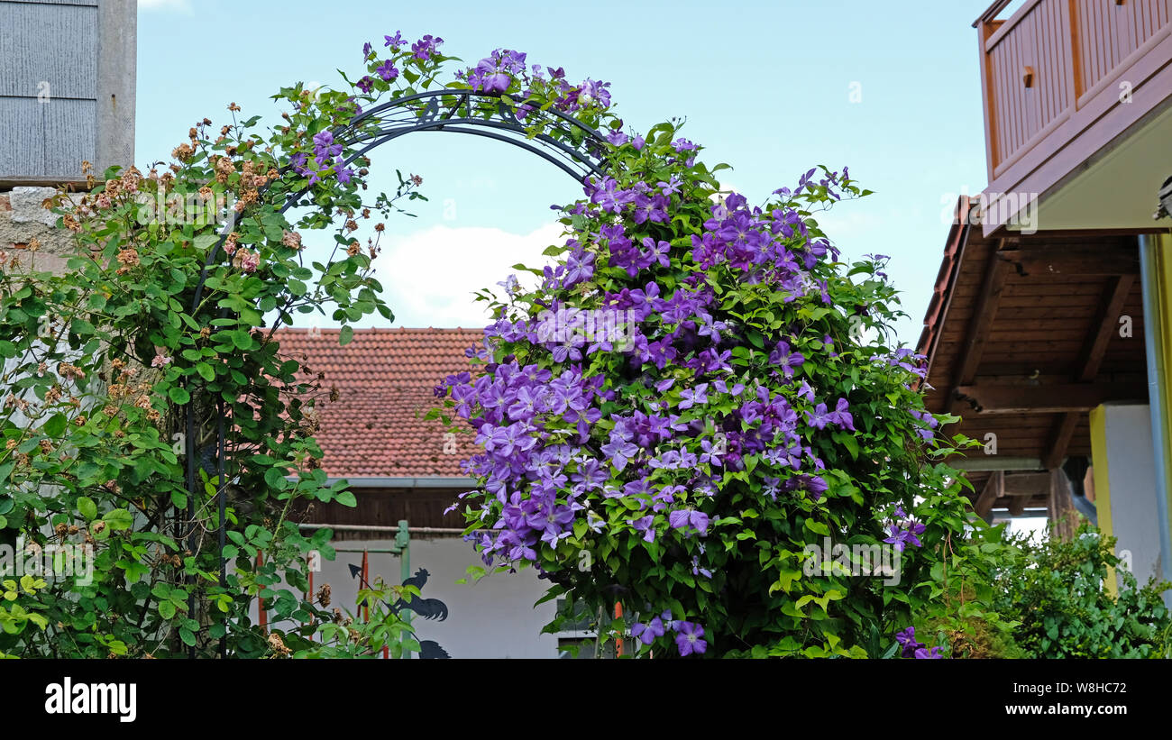 Schöne farbige Bogen vor einem Haus in Exing Stockfoto