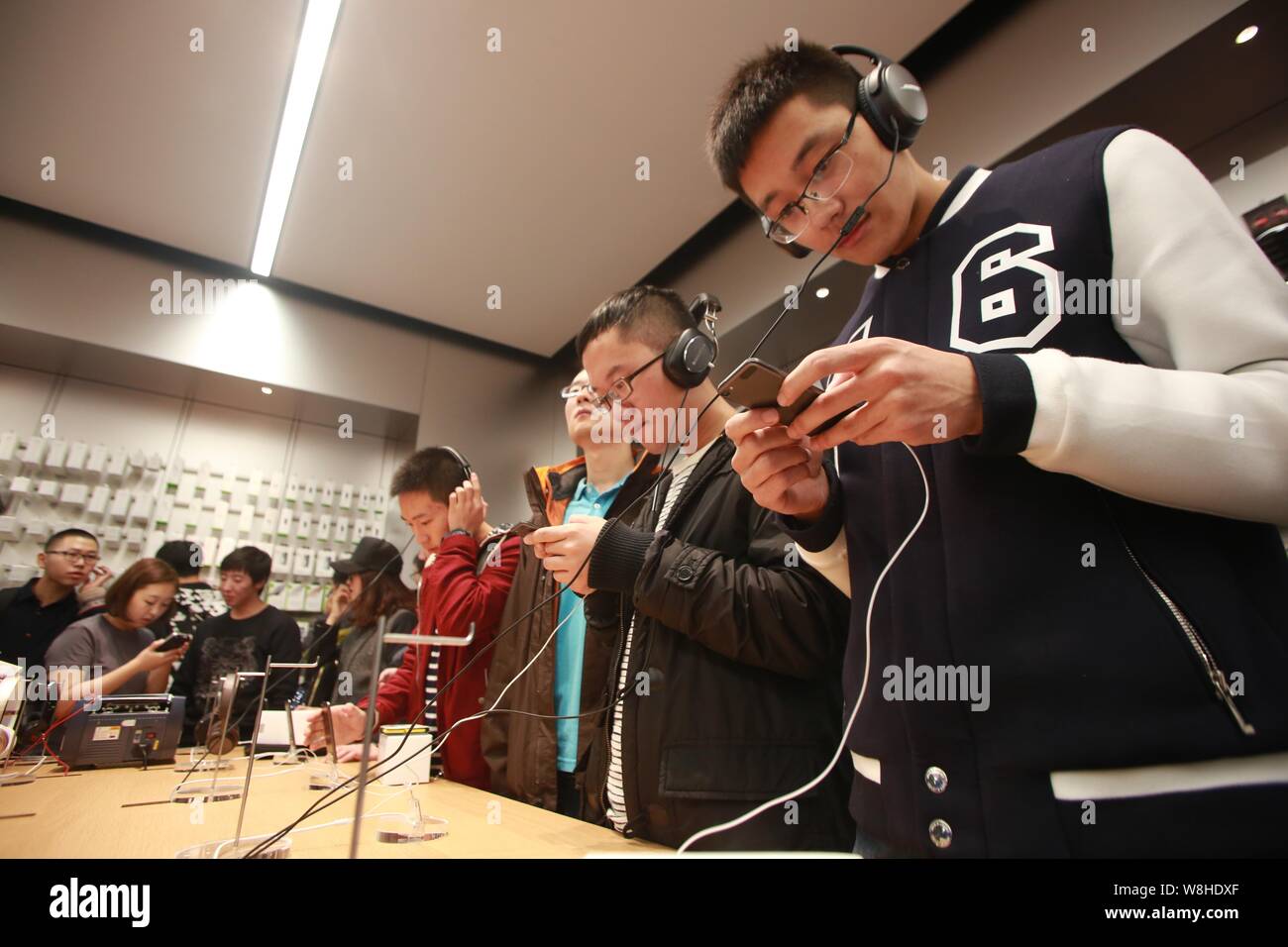 Kunden versuchen, den iPod Touch tragbare Media Player im neu - öffnen Sie Apple Store in Dalian im Nordosten der chinesischen Provinz Liaoning, am 24. Oktober 2015 Stockfoto