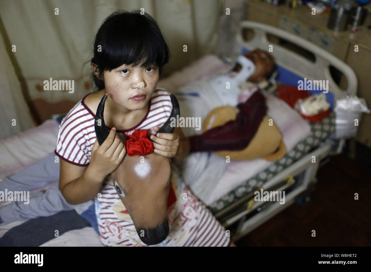 Der 15-jährige Hao Elhazray ahmed Hamadi (Alias), die Kleider in Kuh Kostüm und bettelt auf der Straße Geld für medizinische Kosten ihres Vaters zu heben, sitzt besid Stockfoto