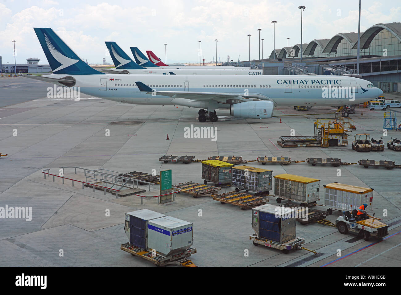 HONG KONG 30.JUNI 2019 - Blick auf den geschäftigen Hong Kong International Airport (HKG), die Nabe von Cathay Pacific (CX), in Chek Lap Kok entfernt. Stockfoto