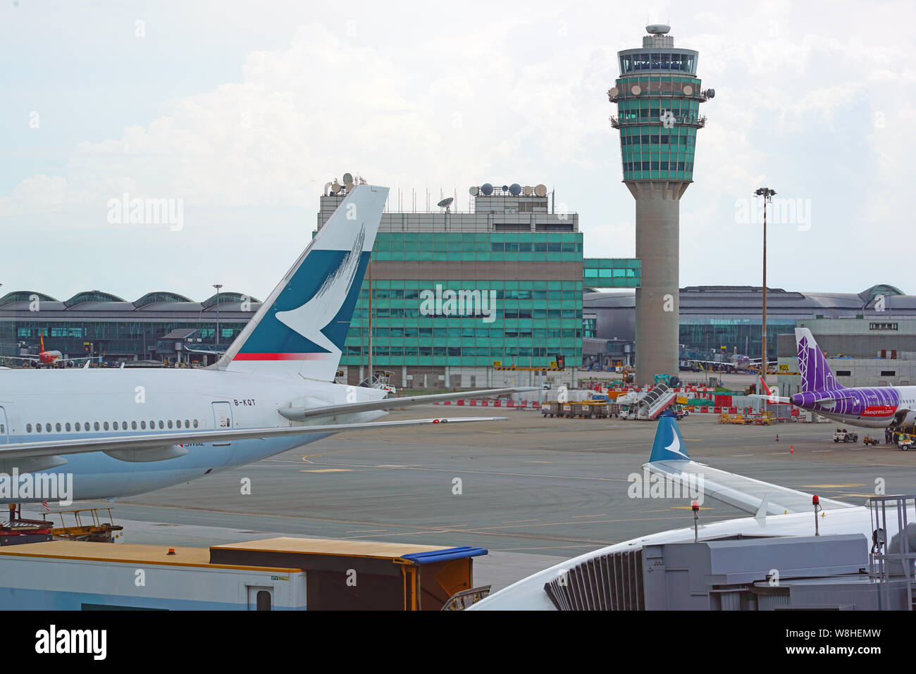 HONG KONG 30.JUNI 2019 - Blick auf den geschäftigen Hong Kong International Airport (HKG), die Nabe von Cathay Pacific (CX), in Chek Lap Kok entfernt. Stockfoto