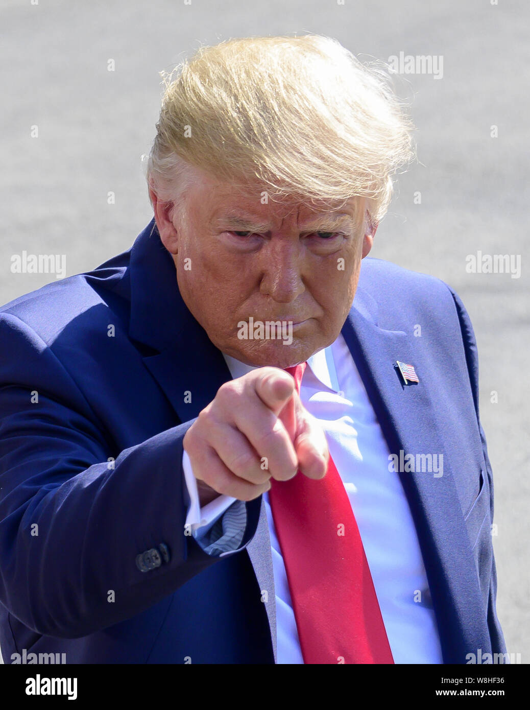 Washington, District of Columbia, USA. 9 Aug, 2019. Präsidenten der Vereinigten Staaten Donald J. Trumpf fordert ein Reporter, wie er Fragen nimmt während der Vorbereitung abzuweichen im Süden Rasen des Weißen Hauses in Washington, DC, eine Woche im Trump National Golf Club Bedminster in Bedminster, New Jersey am Freitag, 9. August 2019 Credit zu verbringen: Ron Sachs/CNP/ZUMA Draht/Alamy leben Nachrichten Stockfoto