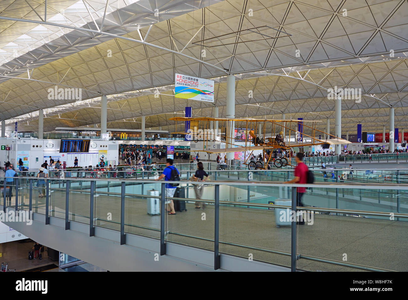 HONG KONG 30.JUNI 2019 - Blick auf den geschäftigen Hong Kong International Airport (HKG), die Nabe von Cathay Pacific (CX), in Chek Lap Kok entfernt. Stockfoto