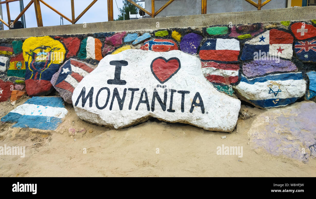 MONTANITA, ECUADOR - Januar 15, 2016: Iconic Stein der Stadt von Montanita mit verschiedenen bemalten Fahnen Stockfoto