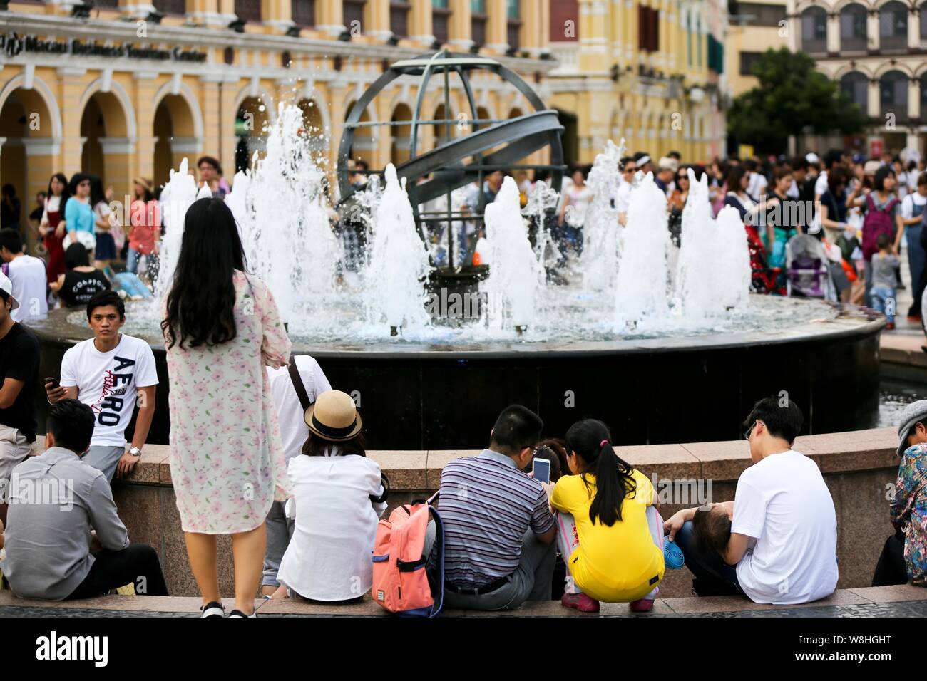 ---- Touristen Rest in der Nähe von einem Brunnen auf dem Senado Platz (Largo do Senado) in Macau, China, 2. Mai 2015. In Macao Statistik und Volkszählung Service (DSE Stockfoto
