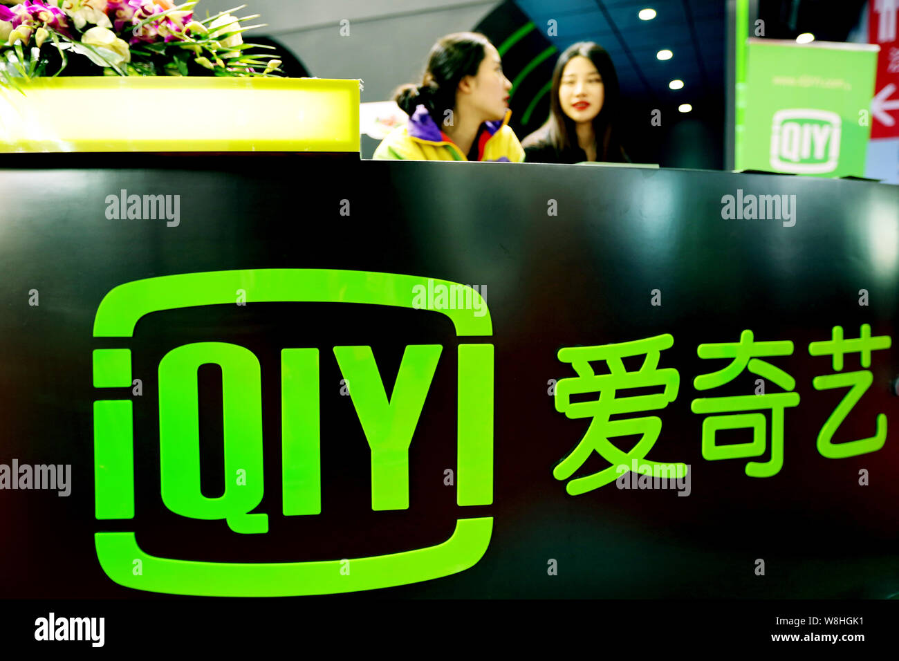 ------ Chinesische Mitarbeiter sind auf dem Stand von online Video Sharing Website iQiYi während des 16. Shanghai internationalen Automobilindustrie Exhibiti gesehen Stockfoto