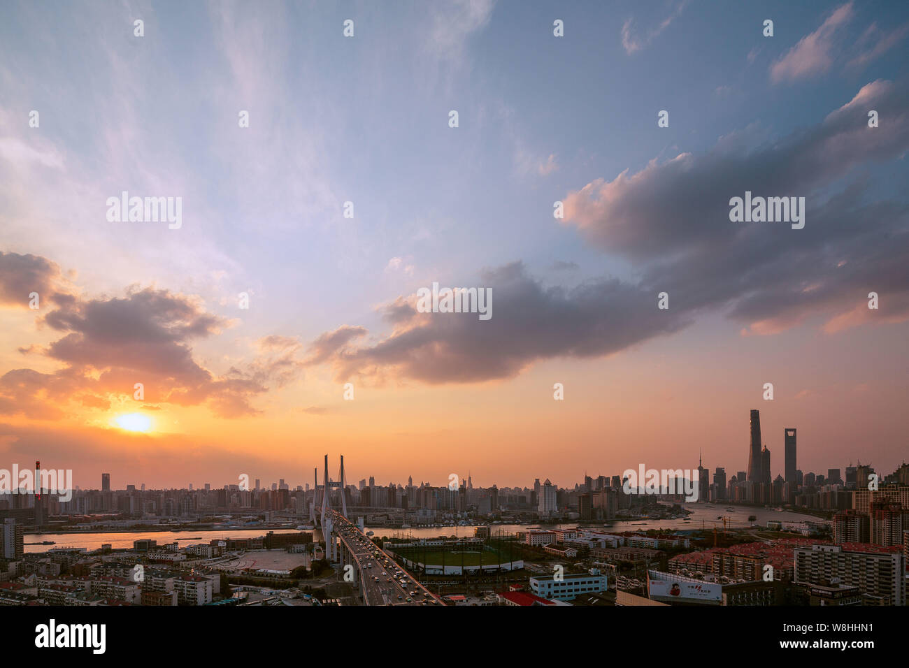 Blick auf die Nanpu Brücke über den Fluss Huangpu in Puxi, Shanghai, China, 13. April 2015. Stockfoto