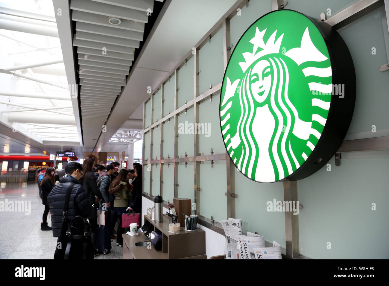 - - - - Kunden sind auf einen Kaffee von Starbucks Cafe in Shanghai, China, 6. März 2015 gesehen. Kaffee wird großer Teil der KFC die Zukunft £ -And der Ambi zu sein Stockfoto