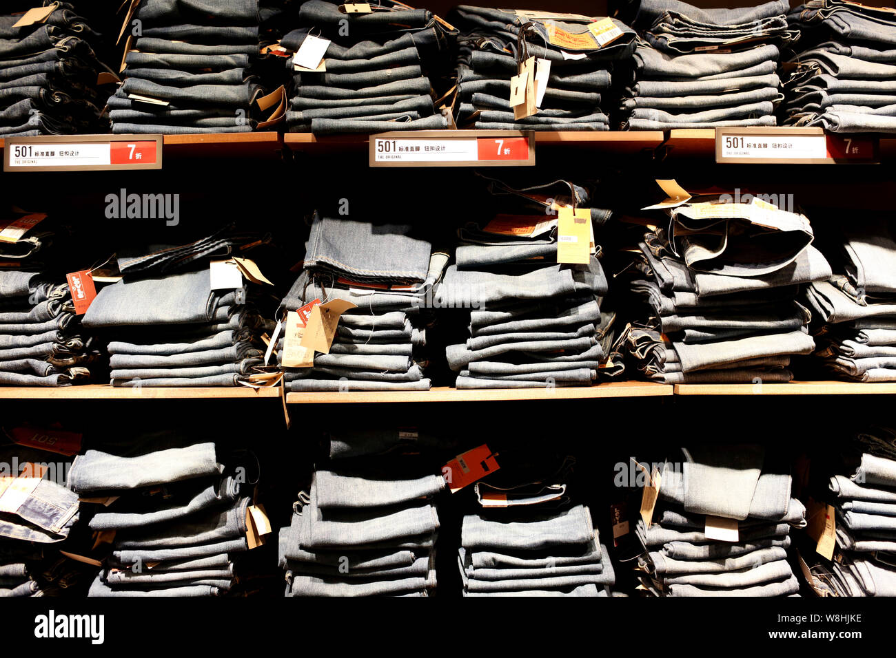 ---- Jeans sind für den Verkauf in der store Levi's (Levi Strauss) an Bailian Steckdosen Plaza in Qingpu, Shanghai, China, 2. März 2015. Mehr als 20 Jahr Stockfoto