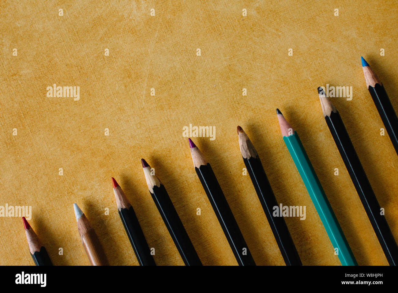 Buntstifte auf Papier einen strukturellen Hintergrund der gelbe Farbe mit Kopie Raum Stockfoto