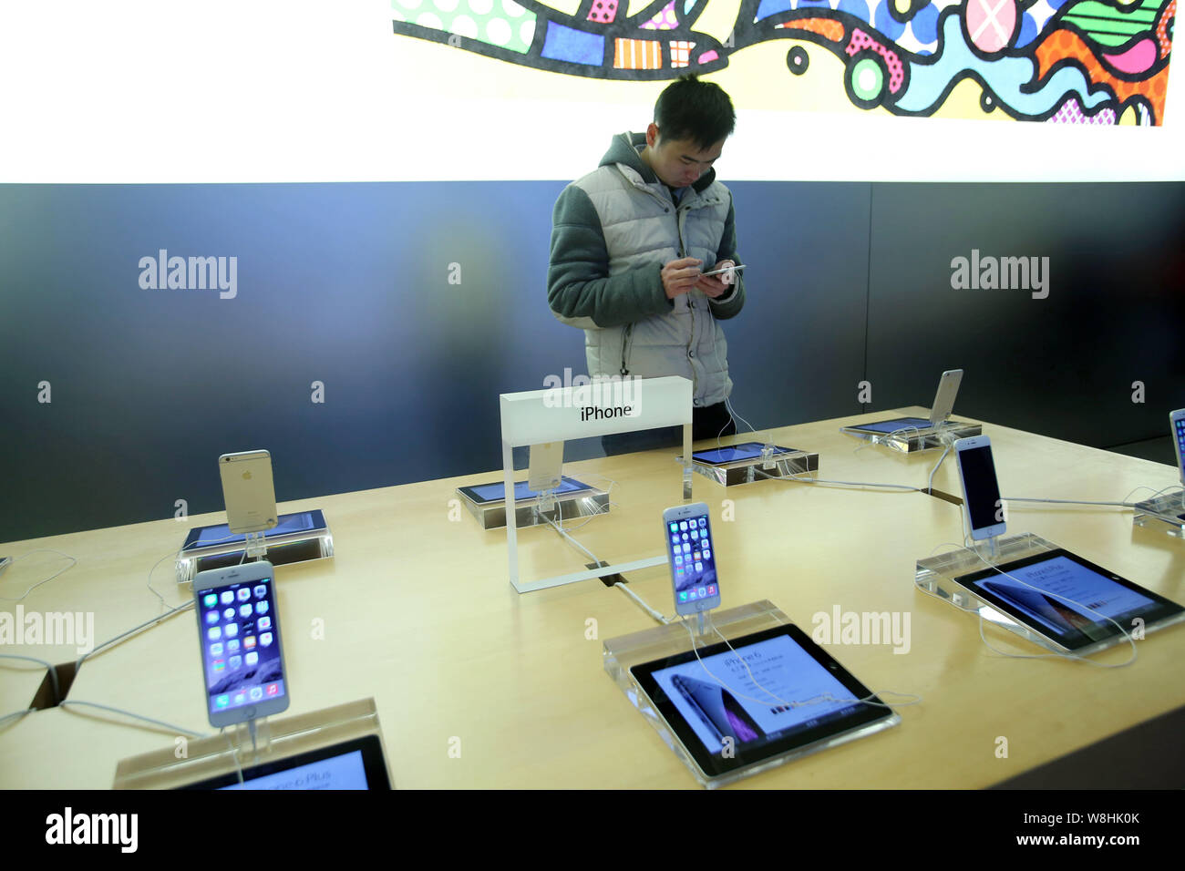 Ein Kunde versucht, einem iPhone 6 Smartphone in einem Apple Store in Shanghai, China, 28. Januar 2015. Apple Inc., die 70 Prozent der Einnahmen growt veröffentlicht Stockfoto