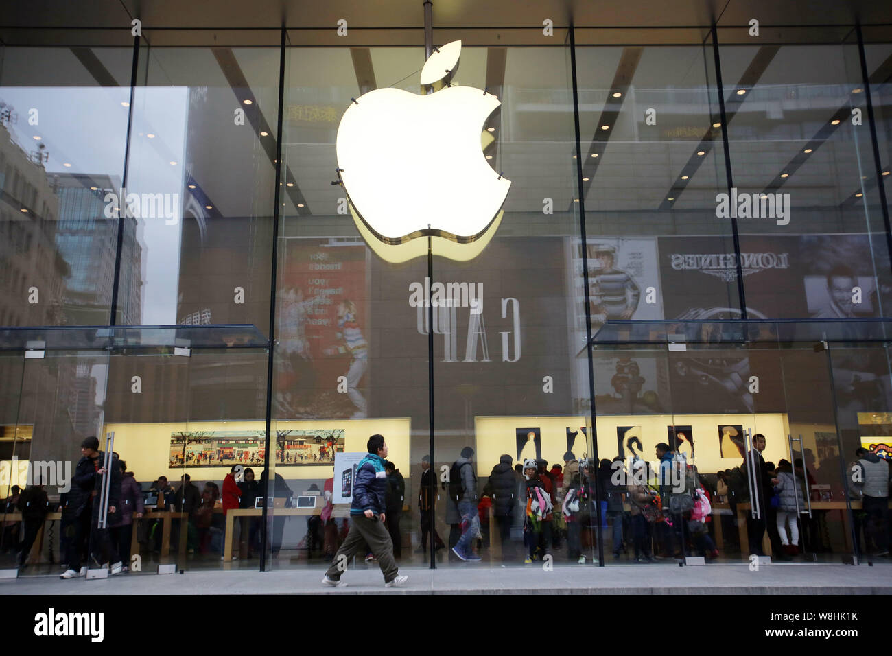 Kunden Masse im Apple Store auf der Einkaufsstraße Nanjing Road in Shanghai, China, 28. Januar 2015. Apple Inc., die 70 Prozent der Einnahmen gebucht Stockfoto