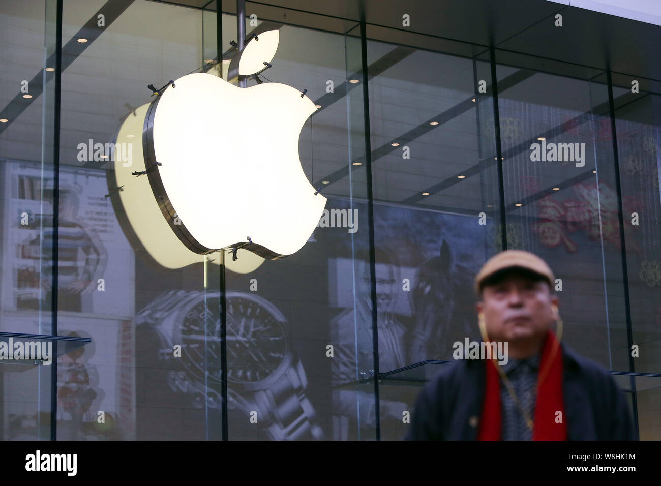 Ein fussgänger an der Apple Store auf der Einkaufsstraße Nanjing Road in Shanghai, China, 28. Januar 2015. Apple Inc., die 70 Prozent Stockfoto