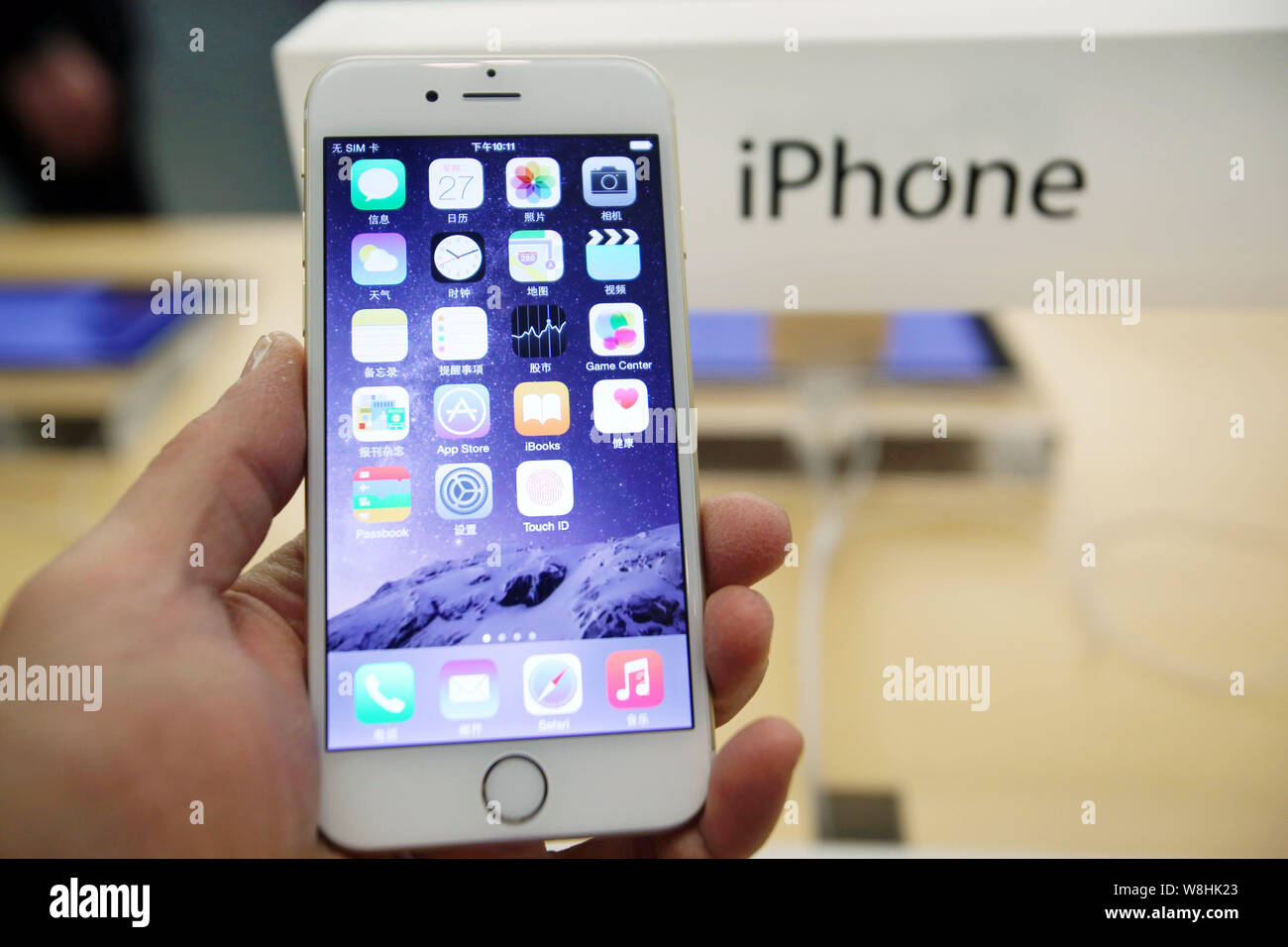 Ein Kunde versucht, einem iPhone 6 Smartphone in einem Apple Store in Shanghai, China, 28. Januar 2015. Apple Inc., die 70 Prozent der Einnahmen growt veröffentlicht Stockfoto
