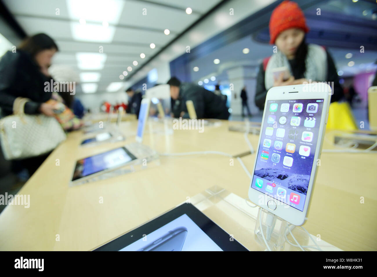 Kunden versuchen, iPhone 6 und 6 Plus Smartphones in einem Apple Store in Shanghai, China, 28. Januar 2015. Apple Inc., die 70 Prozent der Einnahmen gebucht Stockfoto