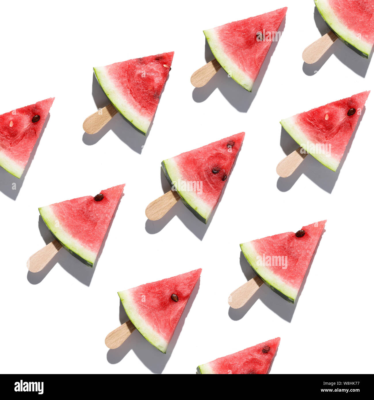 Wassermelone Muster. Aufgeschnittenen Wassermelone auf weißem Hintergrund. Stockfoto