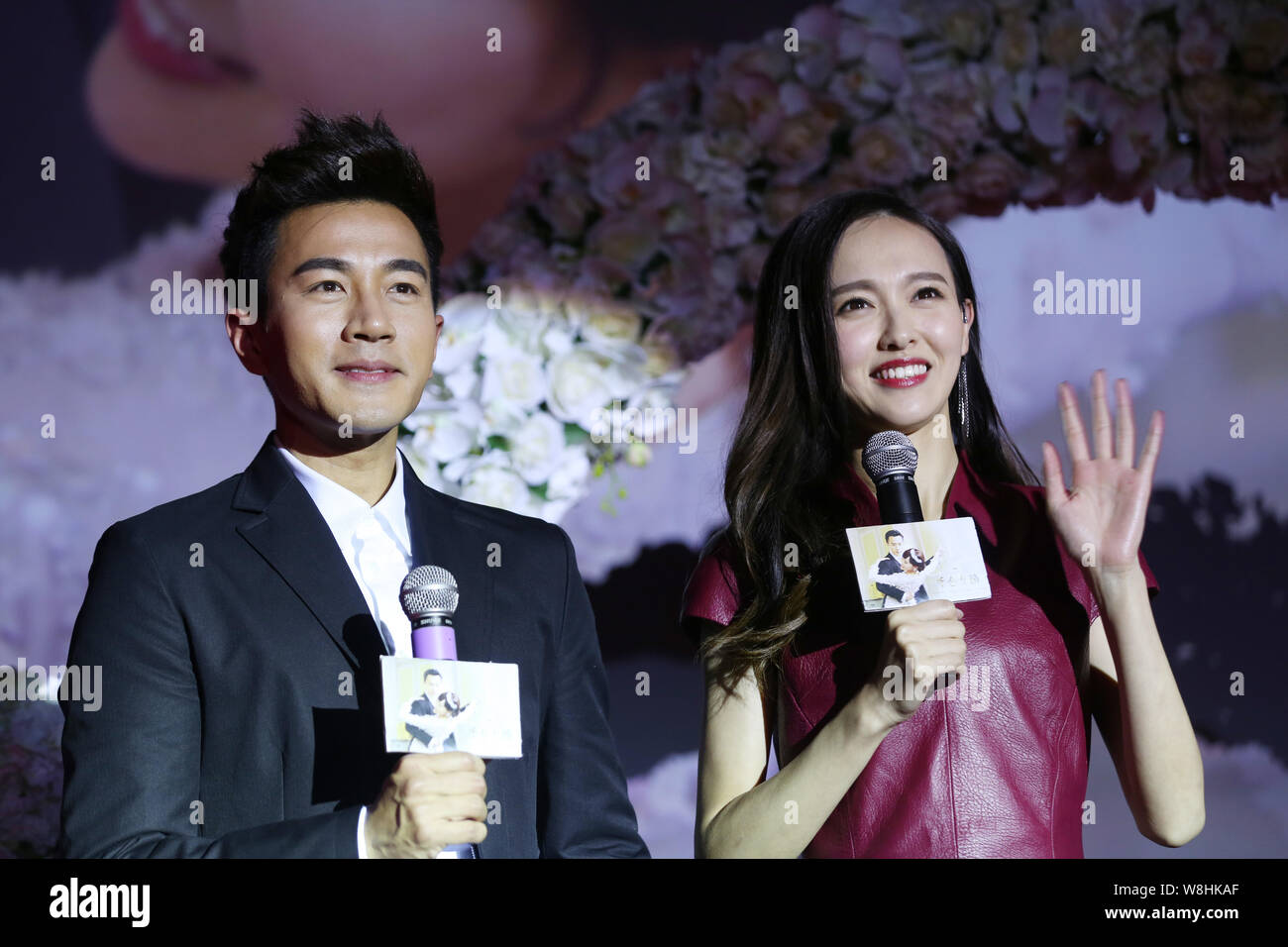 Chinesische Schauspielerin Tang Yan, rechts, und Hong Kong Schauspieler Hawick Lau eine Pressekonferenz für Ihre neue TV-Serie "Lady und der Lügner" in Shanghai, Chi teilnehmen Stockfoto