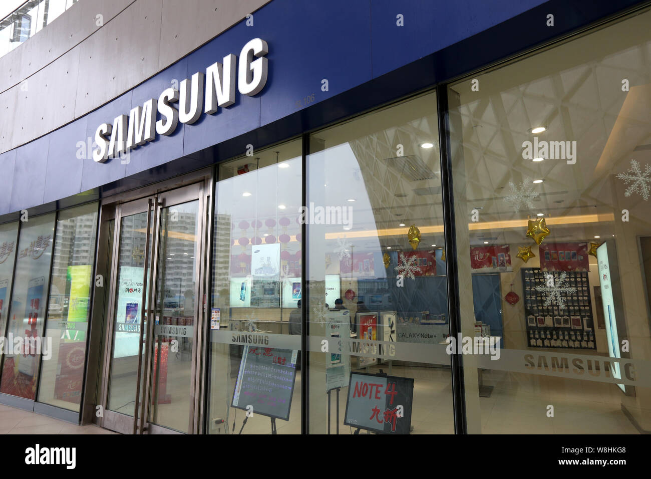 ---- Blick auf einem Samsung Store in Shanghai, China, 13. Januar 2015. Ausländische Direktinvestitionen (ADI) auf dem chinesischen Festland sprang 10,5 Prozent Ja Stockfoto