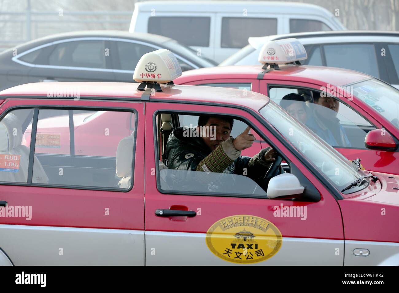 ---- Taxis fahren auf einer Straße in der Stadt Shenyang, Provinz Liaoning im Nordosten Chinas, dem 4. Januar 2015. Die Regulierungsbehörden sind viel versprechende Veränderungen in Chinas ta Stockfoto