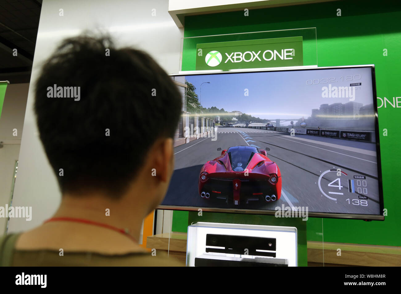 ---- Einen Kunden spielt elektronische Spiele auf einer Xbox eine Spielkonsole zu einem suning Haushaltsgeräte in Shanghai, China, 29. September 2014. Produ Stockfoto