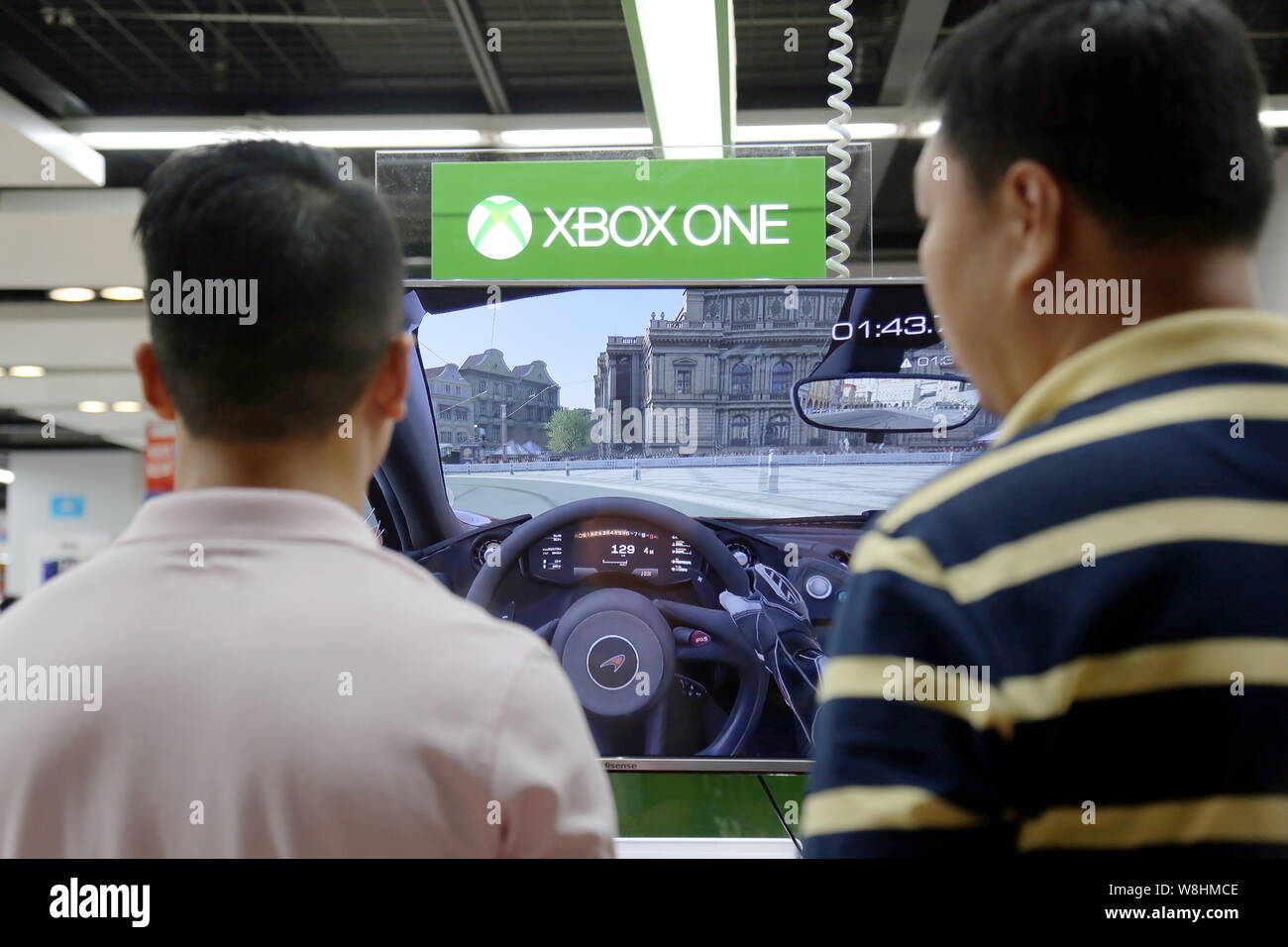 ---- Ein Besucher spielt eine elektronische Rennspiel auf einem Microsoft Xbox Spielkonsole in einem Geschäft in Shanghai, China, 29. September 2014. China wird Stockfoto
