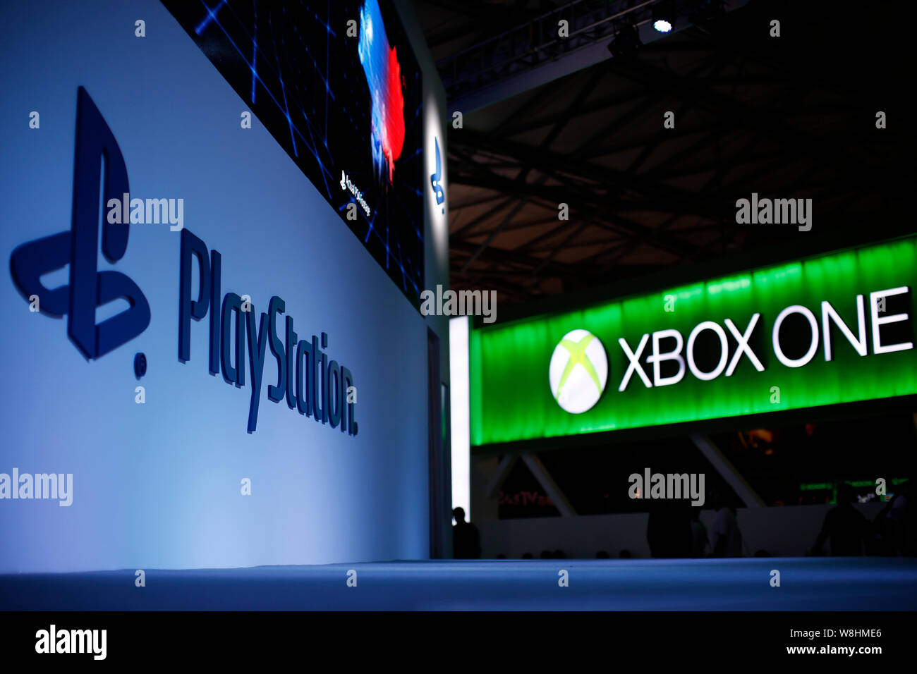 ------ Steht der Sony PlayStation 4 (PS4) und Microsoft Xbox One werden während der 12. China Digital Entertainment Expo, auch als 20 bekannt ChinaJoy gesehen Stockfoto