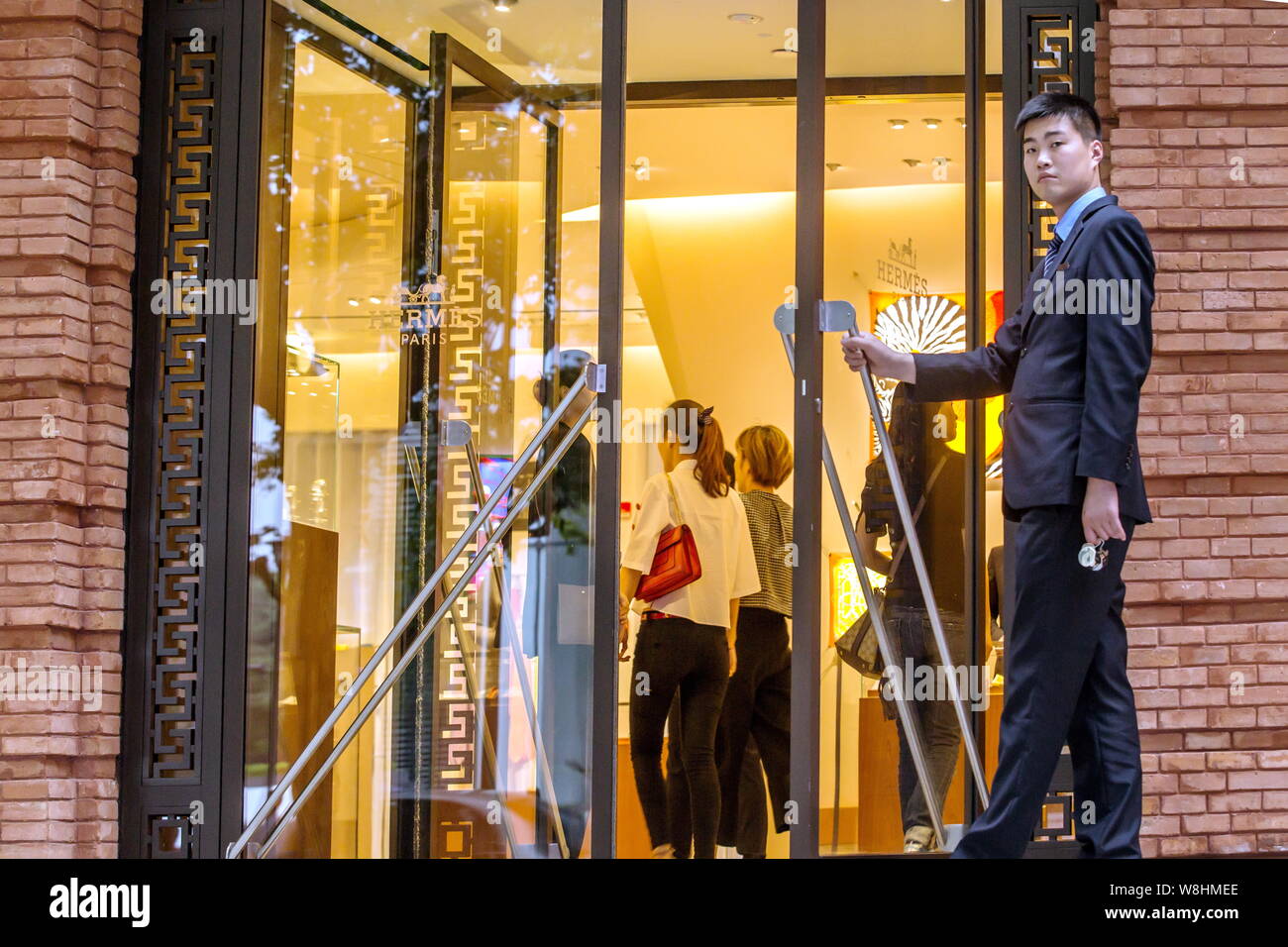 ------ Kunden einkaufen gehen im Maison Hermes in Shanghai, China, 16. September 2014. Hermes International SA, die Französischen luxus Firma, sagte o Stockfoto