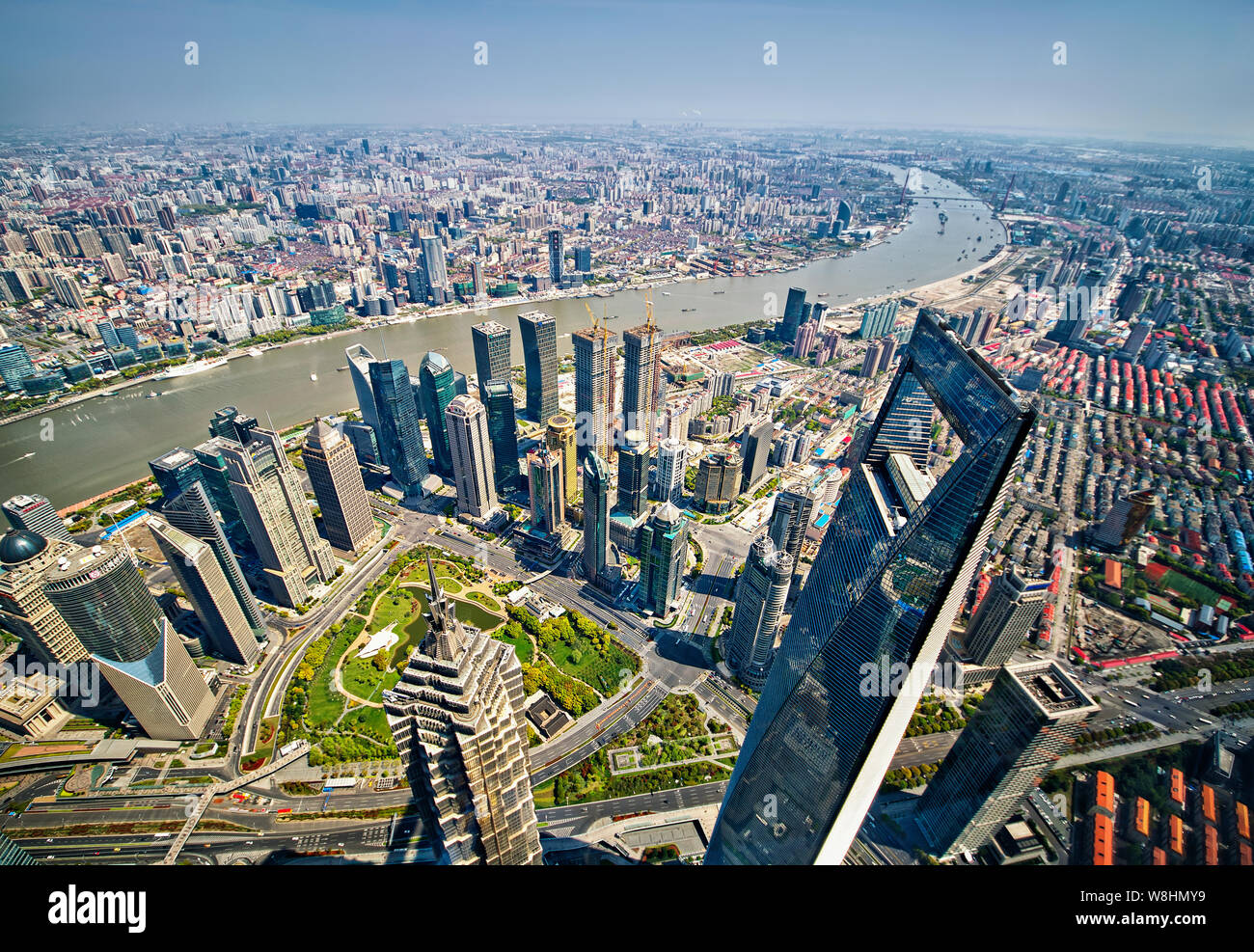 Dieses Bild von Hoch in den Shanghai Tower genommen wird, zeigt ein Blick von Puxi, den Fluss Huangpu und dem Finanzviertel Lujiazui mit der Shanghai World Fin Stockfoto