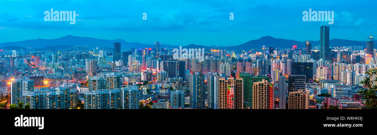 Nachtansicht von Nanshan District in Shenzhen, der südchinesischen Provinz Guangdong, 24. Mai 2014. Stockfoto