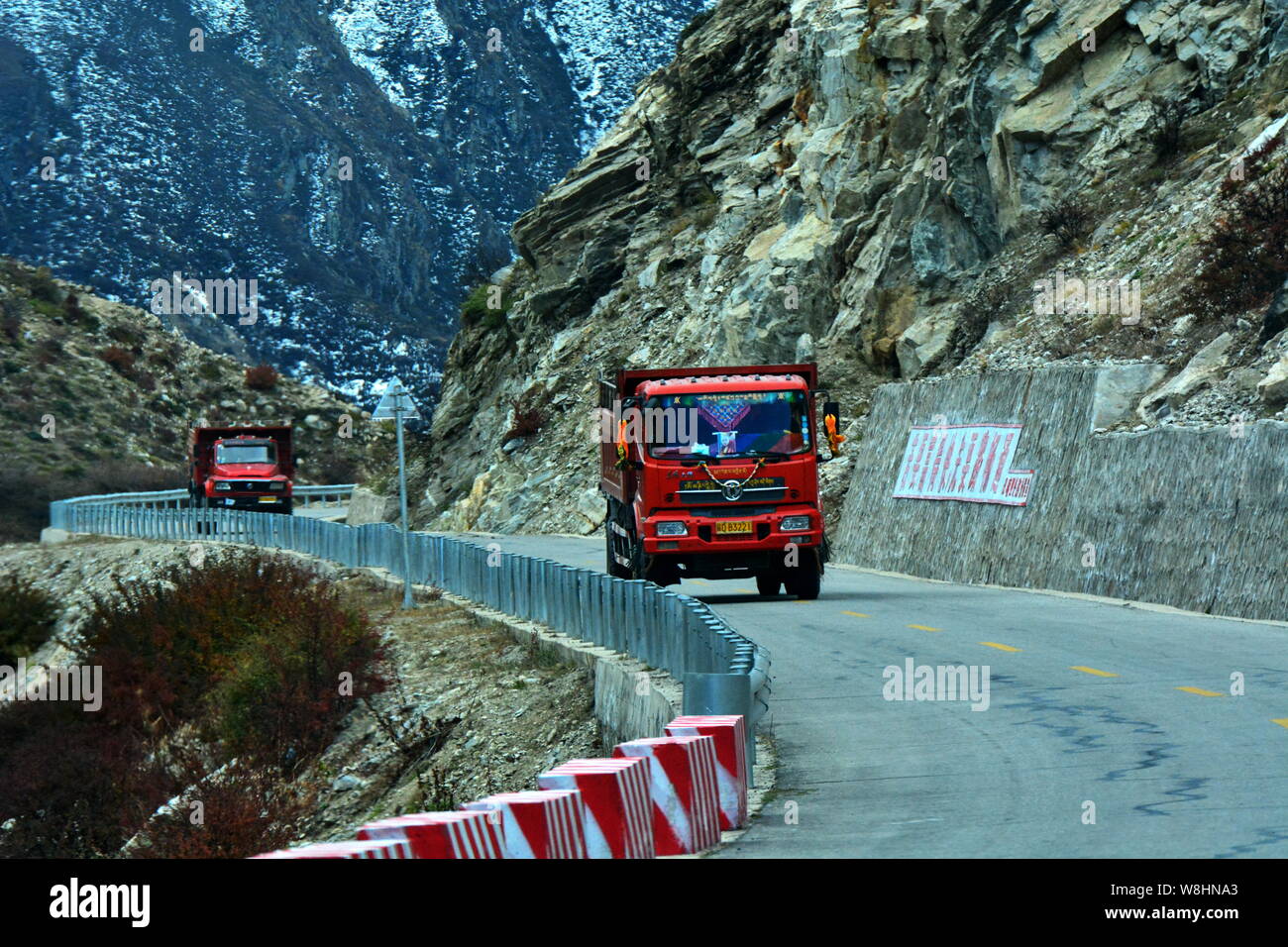 ------ Landschaft der China National Highway 318 in der Nähe der Tanga Lha Pass in Nyalam County, Shigatse, der Südwesten Chinas Autonomen Region Tibet, 18. Stockfoto