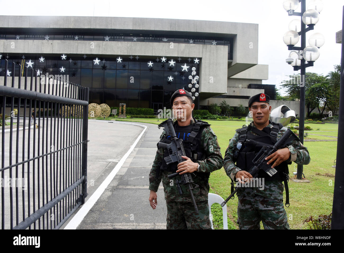 Bewaffnete philippinische Lote stand Guard am World Trade Center Metro Manila während der Asiatisch-pazifische wirtschaftliche Zusammenarbeit Wirtschaftliche Leaders' 2015 Woche i Stockfoto