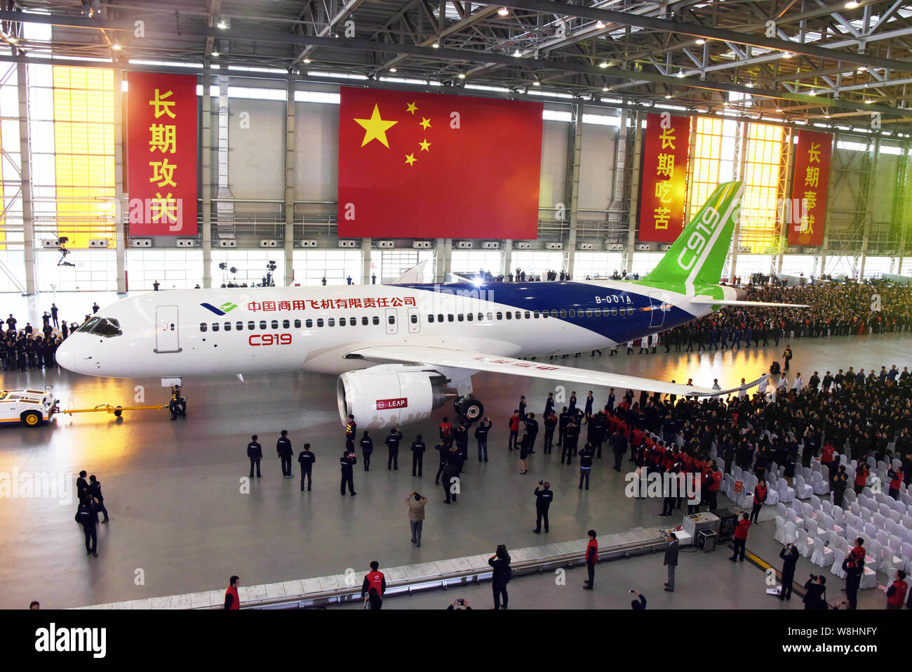 ------ Chinas erste hausgemachte große Passenger Jet C919 wird aus einem Hangar während einer offline-Zeremonie an das Endmontagewerk von COMA gezogen Stockfoto