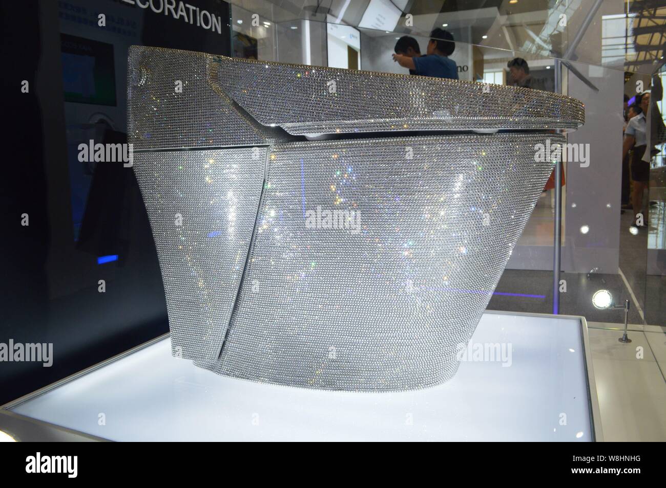 Eine Toilette mit 72.000 Swarovski-Kristallen verziert ist auf dem Stand  von Inax der japanischen Badezimmerarmaturenherstellers LIXIL während Küche  Stockfotografie - Alamy