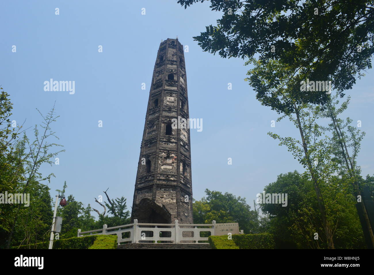 Sicht auf die Berge Tianma Turm, der in 1079 (der Nördlichen Song Dynastie errichtet wurde) und jetzt lehnt sich 7.10 à von der Mitte aus, in Songjiang district, Shanghai, Ch Stockfoto