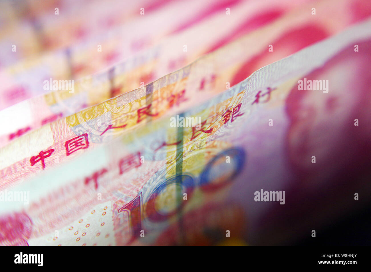 ---- RMB (Renminbi) Yuan Banknoten werden dargestellt in Jinan, Provinz Shandong, China, 25. August 2015. China wird eine Reihe von Econo liefern Stockfoto