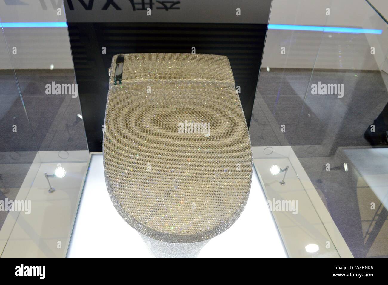 Eine Toilette mit 72.000 Swarovski-Kristallen verziert ist auf dem Stand von Inax der japanischen Badezimmerarmaturenherstellers LIXIL während Küche & Stockfoto