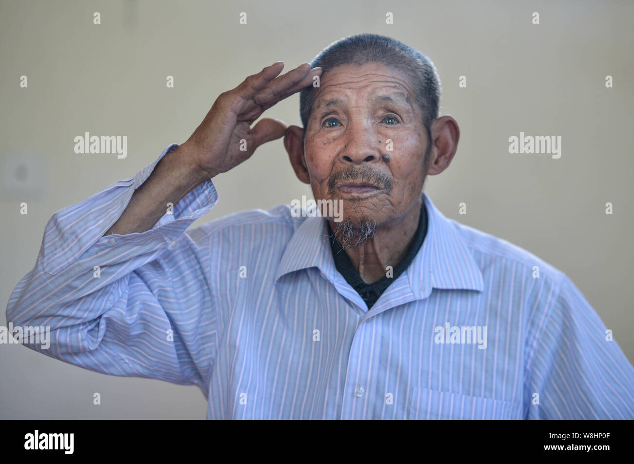 Chinesische Veteran Liu Qingtang der Widerstandskrieg gegen die japanische Aggression würdigt den 70. Jahrestag des Sieges im Krieg zu gedenken. Stockfoto