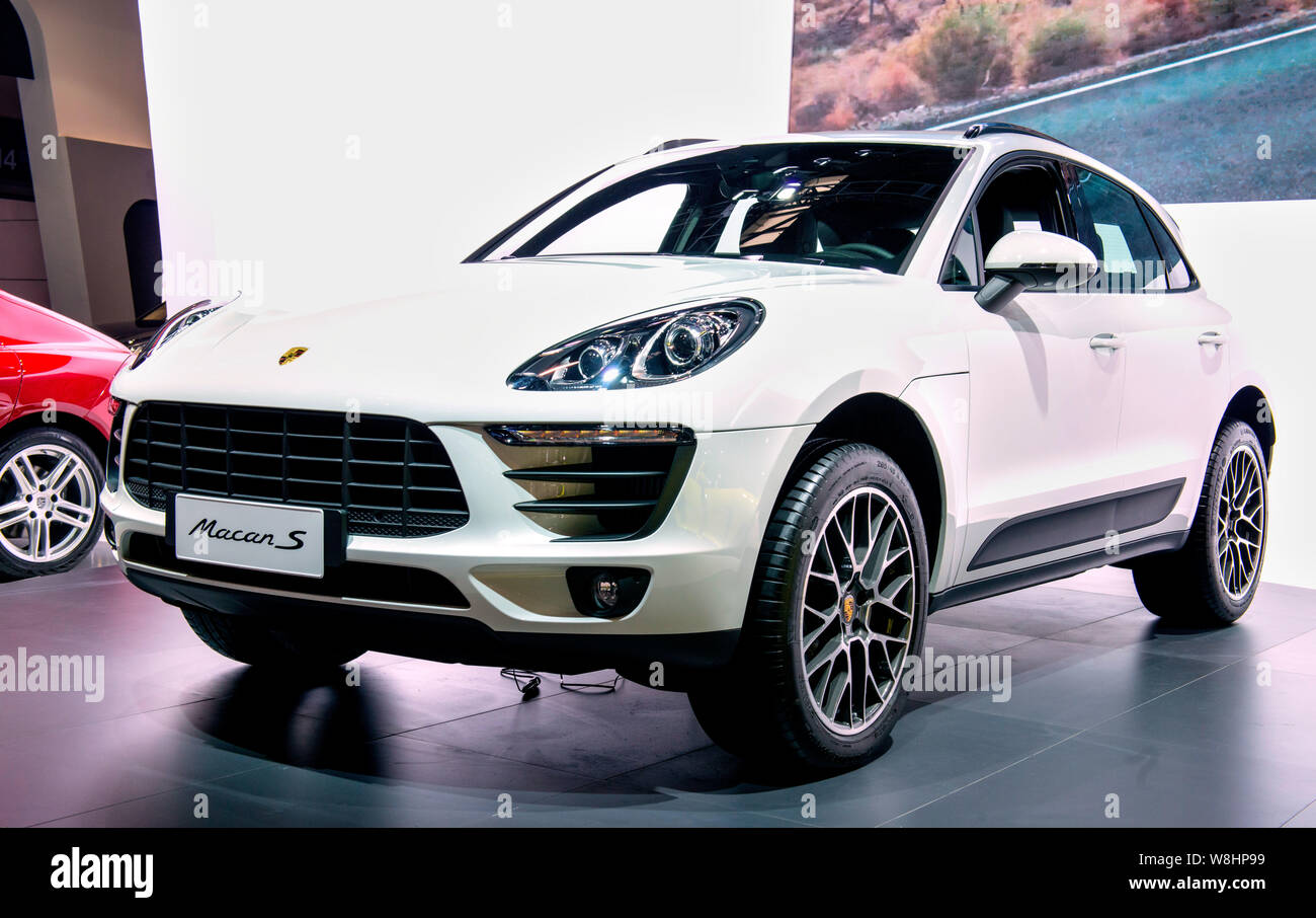 ---- Porsche Macan S ist bei einem Auto Show in Chongqing, China, 11. Juni 2014 angezeigt. Volkswagen AG ¯ s Marke Porsche verkauft mehr Autos als Stockfoto