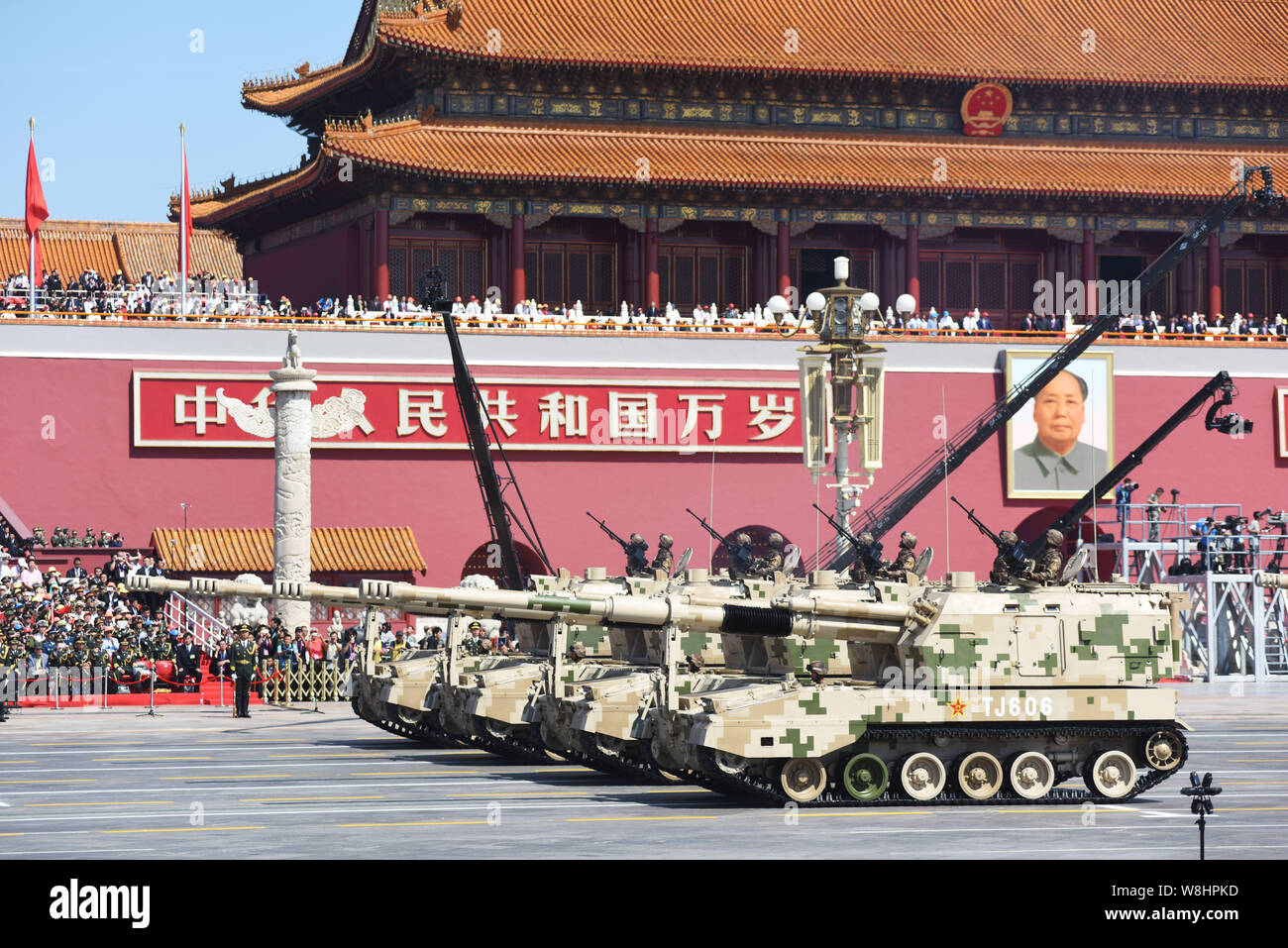 Selbstfahrende haubitzen März letzten Platz des Himmlischen Podium während der Militärparade zum 70. Jahrestag des Sieges in der chinesischen zu gedenken. Stockfoto