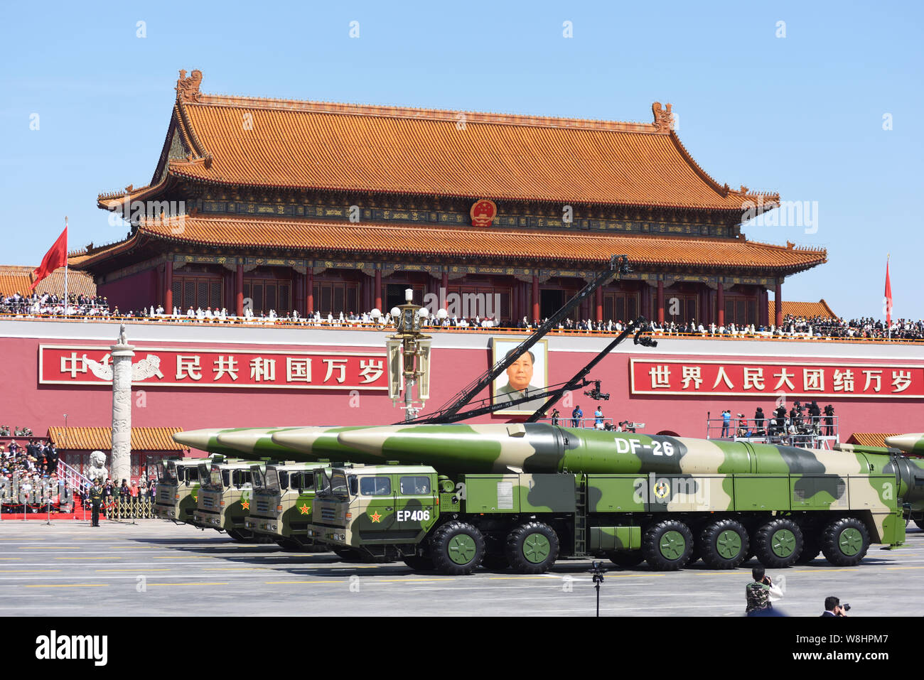 Militärfahrzeuge Durchführung DF-26 Hyperschall long range Anti-Schiffs-Raketen März letzten Platz des Himmlischen Podium während der Militärparade zu t Gedenken Stockfoto