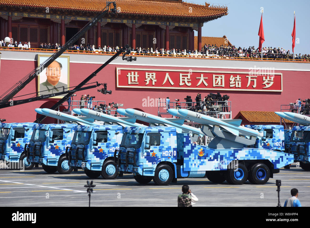 Militärische Fahrzeuge mit YJ Anti-Schiffs-Raketen März letzten Platz des Himmlischen Podium während der Militärparade zum 70. Jahrestag von Th zu gedenken. Stockfoto