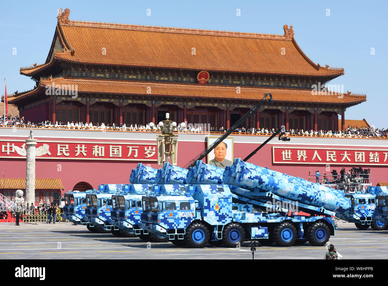 Militärische Fahrzeuge anti-Raketen März letzten Platz des Himmlischen Podium während der Militärparade zum 70. Jahrestag des v zu gedenken. Stockfoto