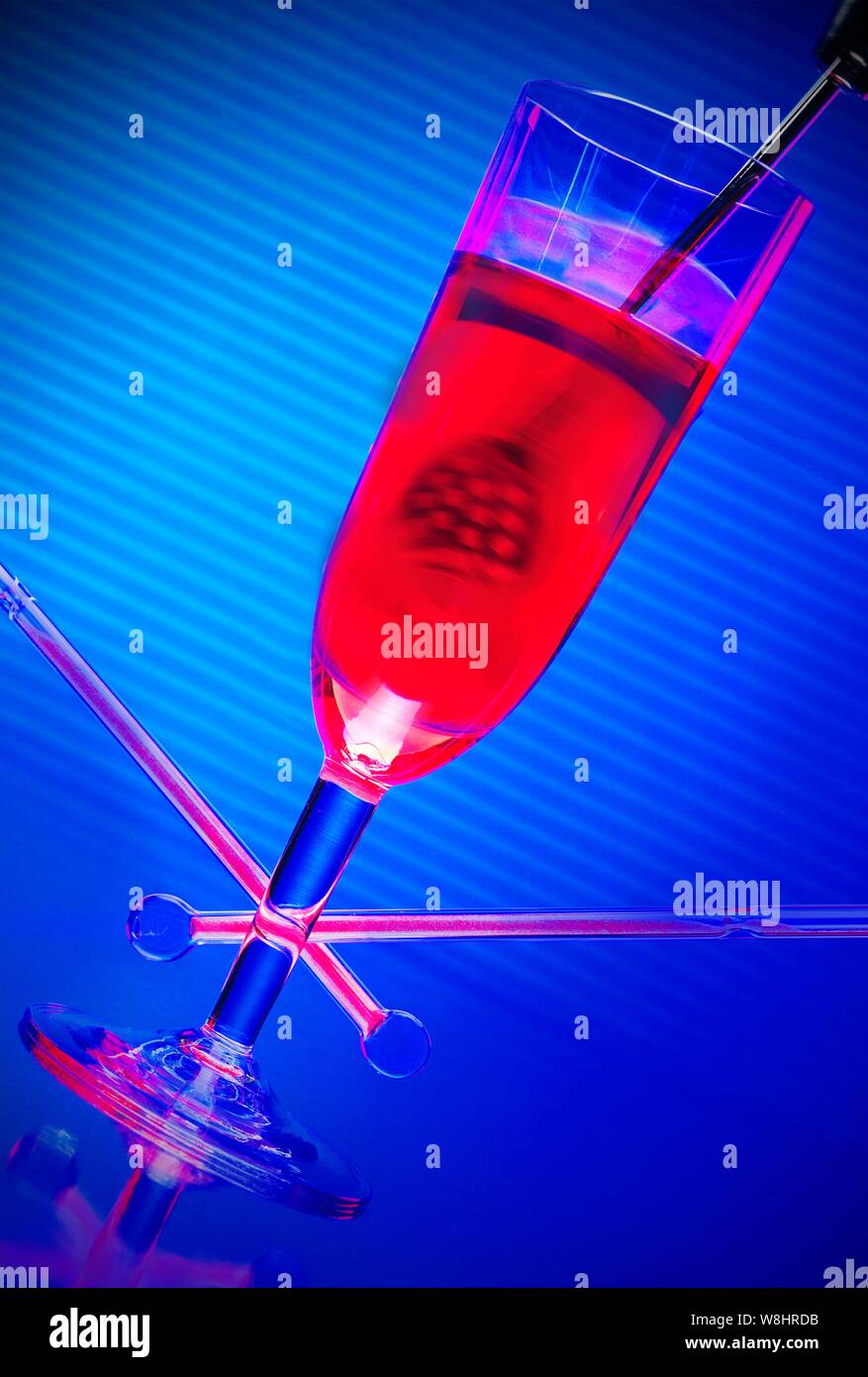 Red Cocktail vor blauem Hintergrund. Stockfoto