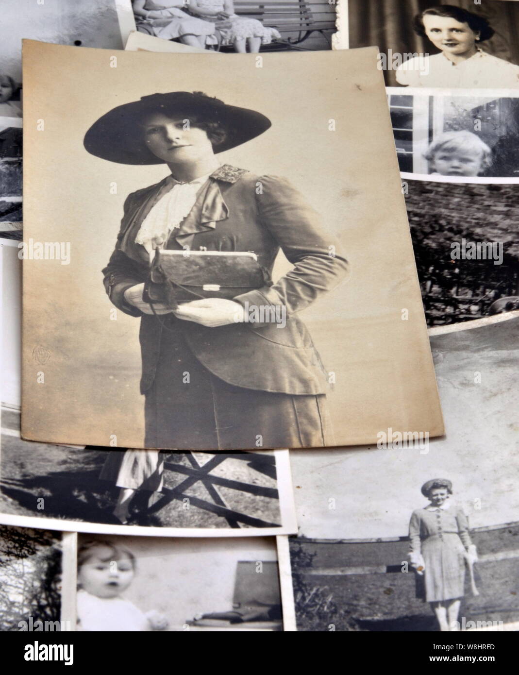 Ein schwarz-weiß Foto einer jungen Frau auf einem Hintergrund von kleiner Schwarzweiß-Fotos Stockfoto