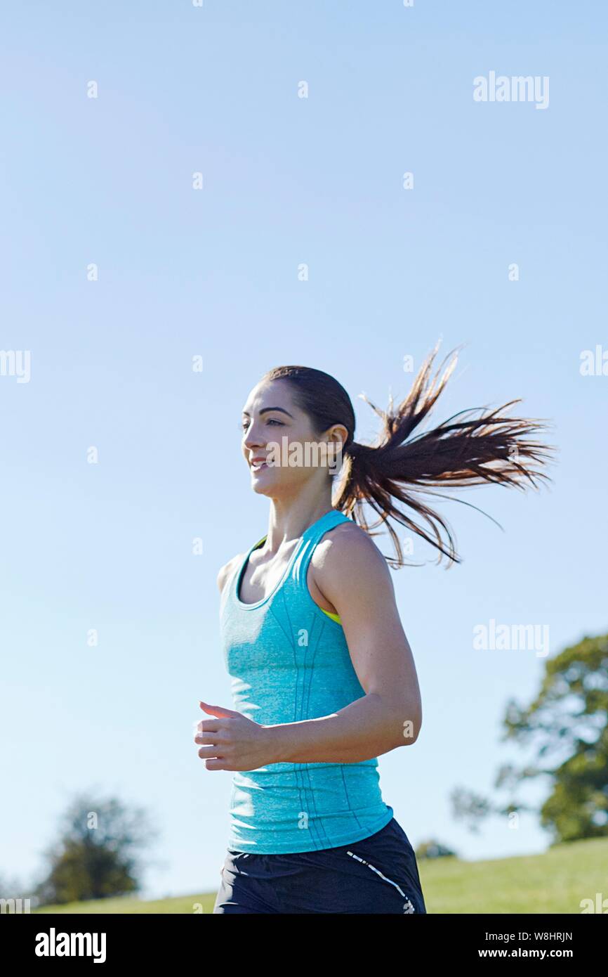 Junge Frau joggen auf einem Pfad. Stockfoto