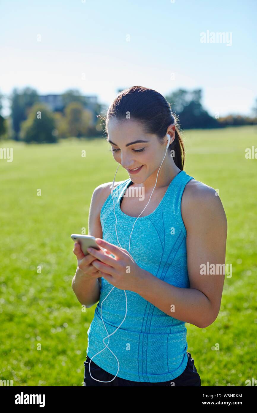 Junge Frau Musikhören von smart phone. Stockfoto