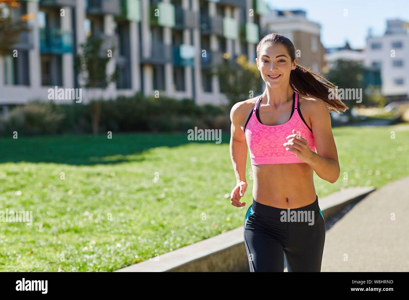 Junge Frau joggen. Stockfoto
