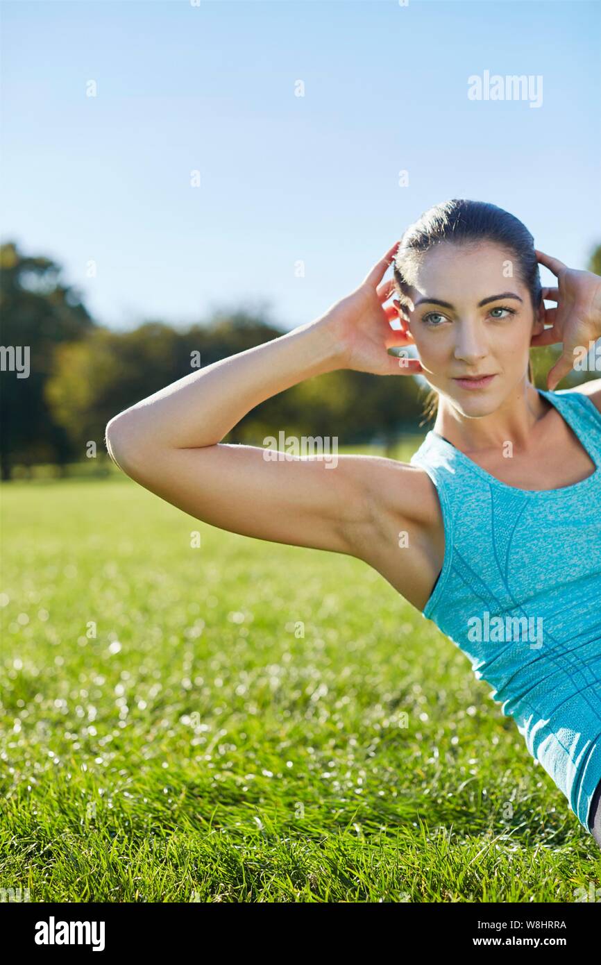 Junge Frau tun Crunch. Stockfoto