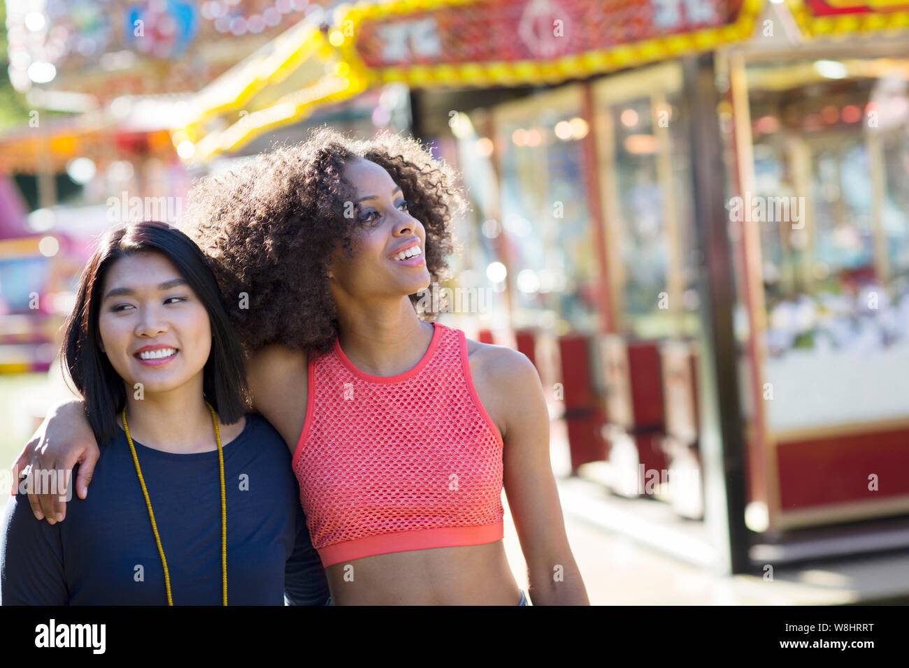 Zwei junge Frauen an der Kirmes. Stockfoto